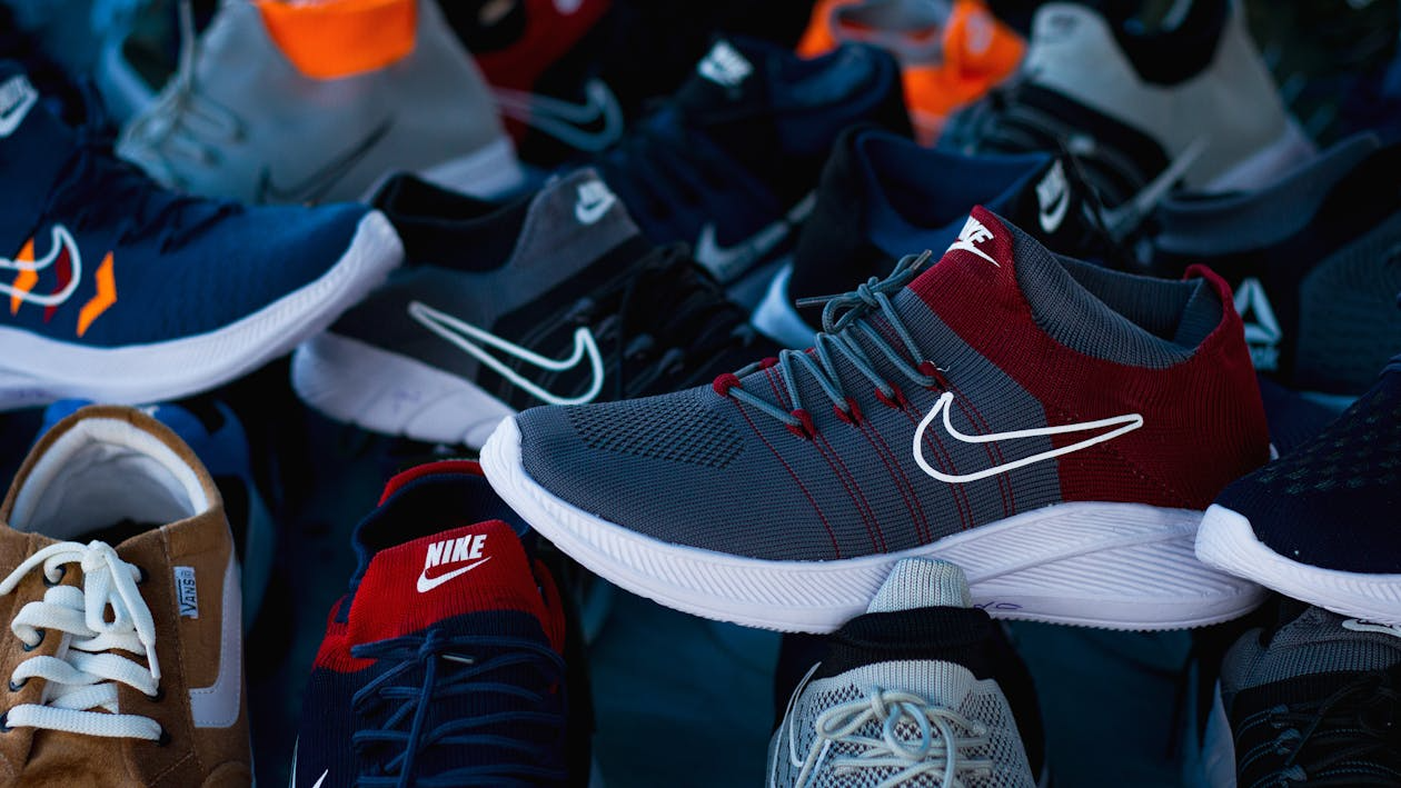 Discontinued running shoe identification — running shoe model comparison on retail website