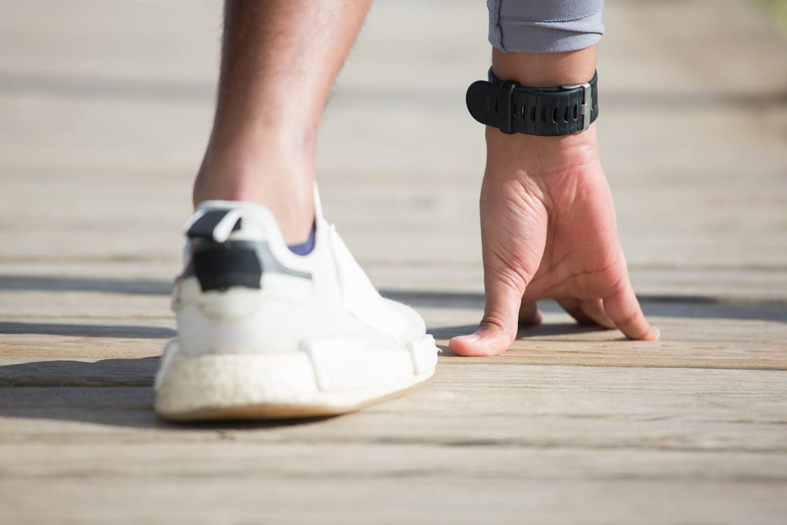 Running cadence monitor guide — ankle sensor on runner foot in motion