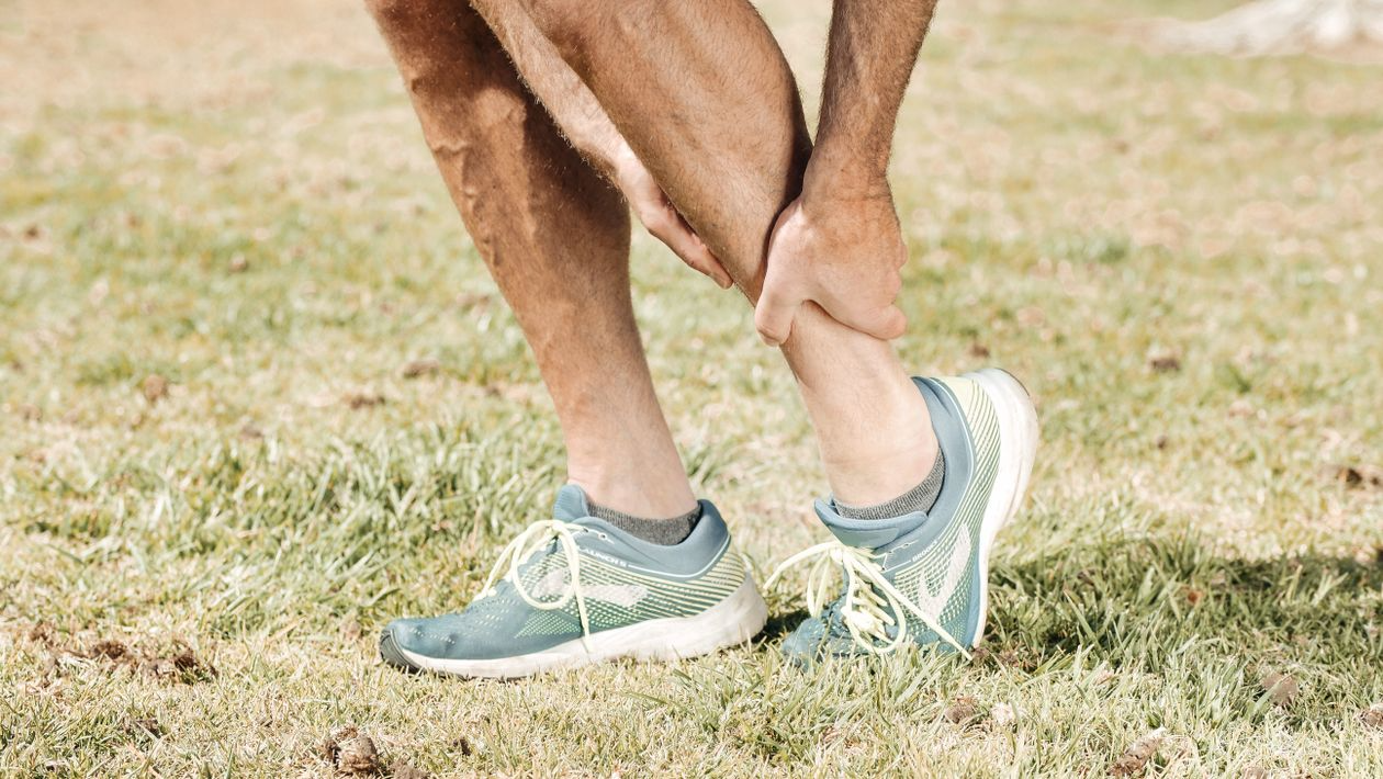 Marathon bonk prevention — runner struggling at mile 18 on race course