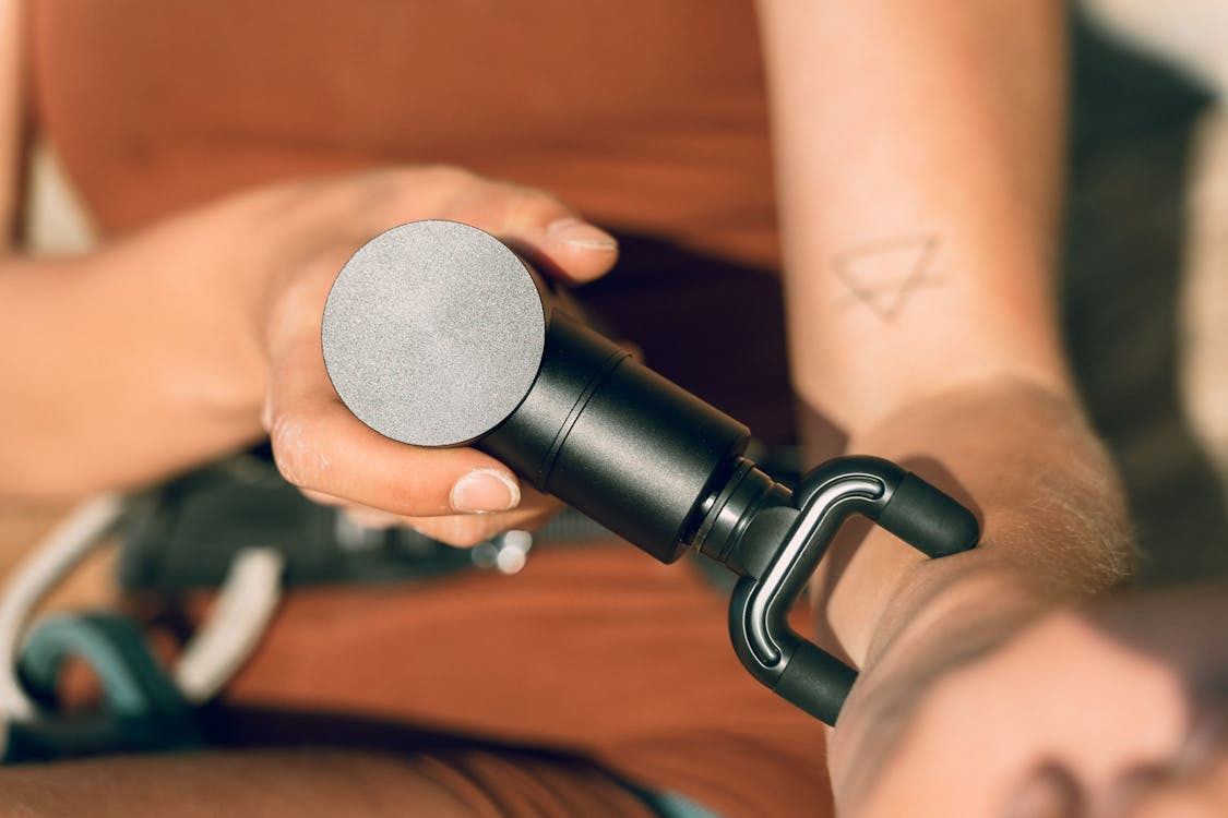 Hyperice Hypervolt 2 review — percussion device on runner quad muscle