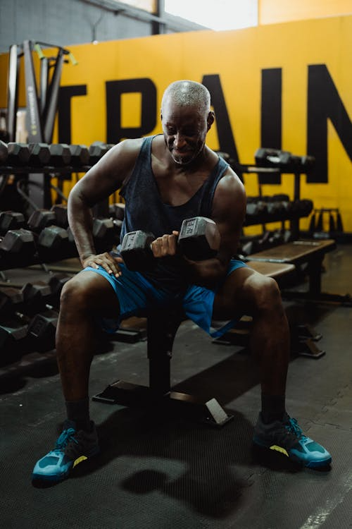 Strength training for runners guide — runner doing single leg squat in gym